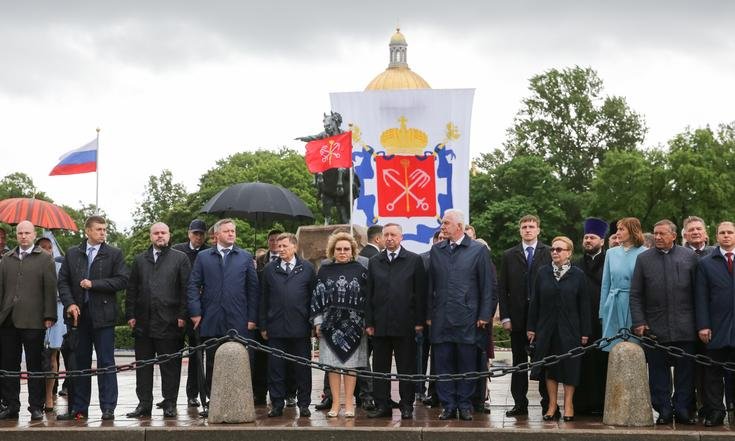 Возложение цветов к Медному всаднику